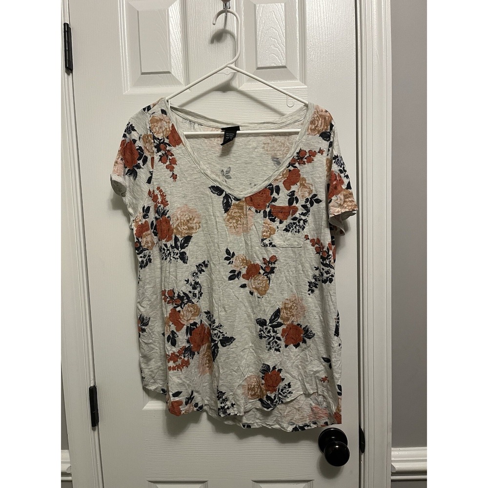 Women's Torrid Size 0 Short Sleeved V Neck Floral T Shirt